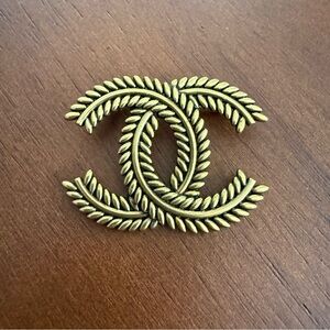 CHANEL beautiful Gold-Tone Brooch
